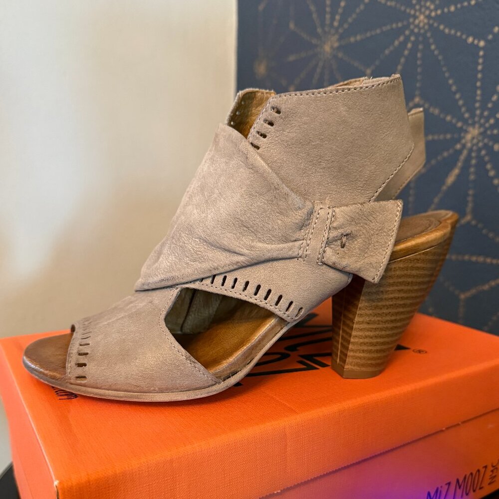 7.5 Miz Mooz, side zip, ankle boot